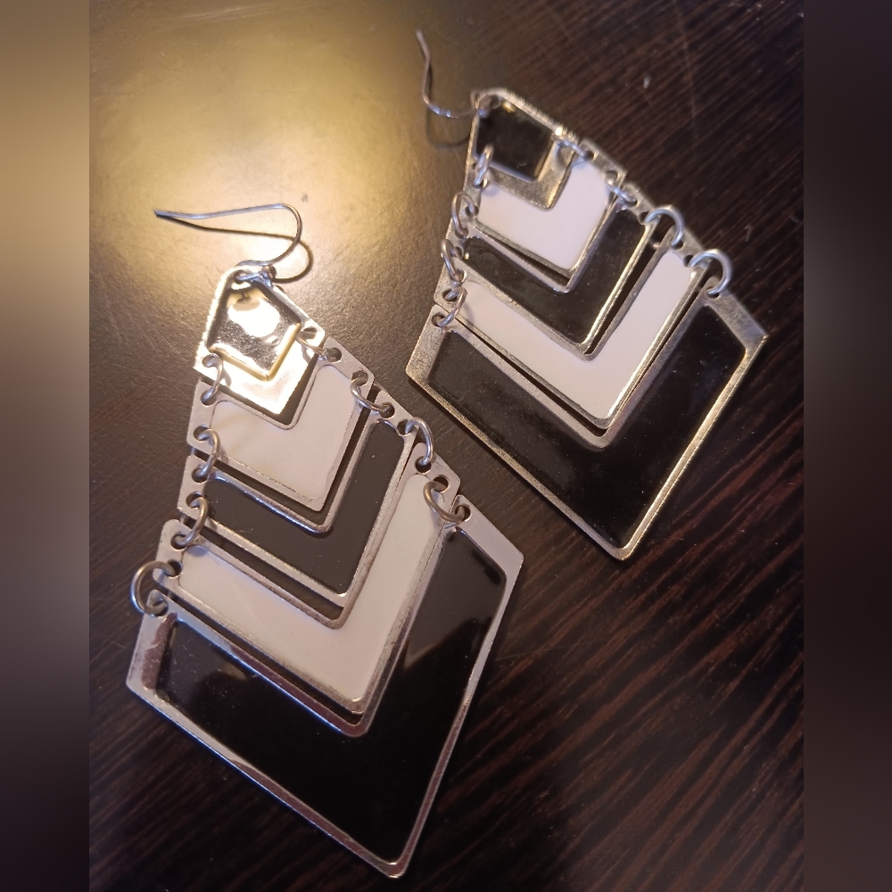 RETRO DANGLE EARRINGS